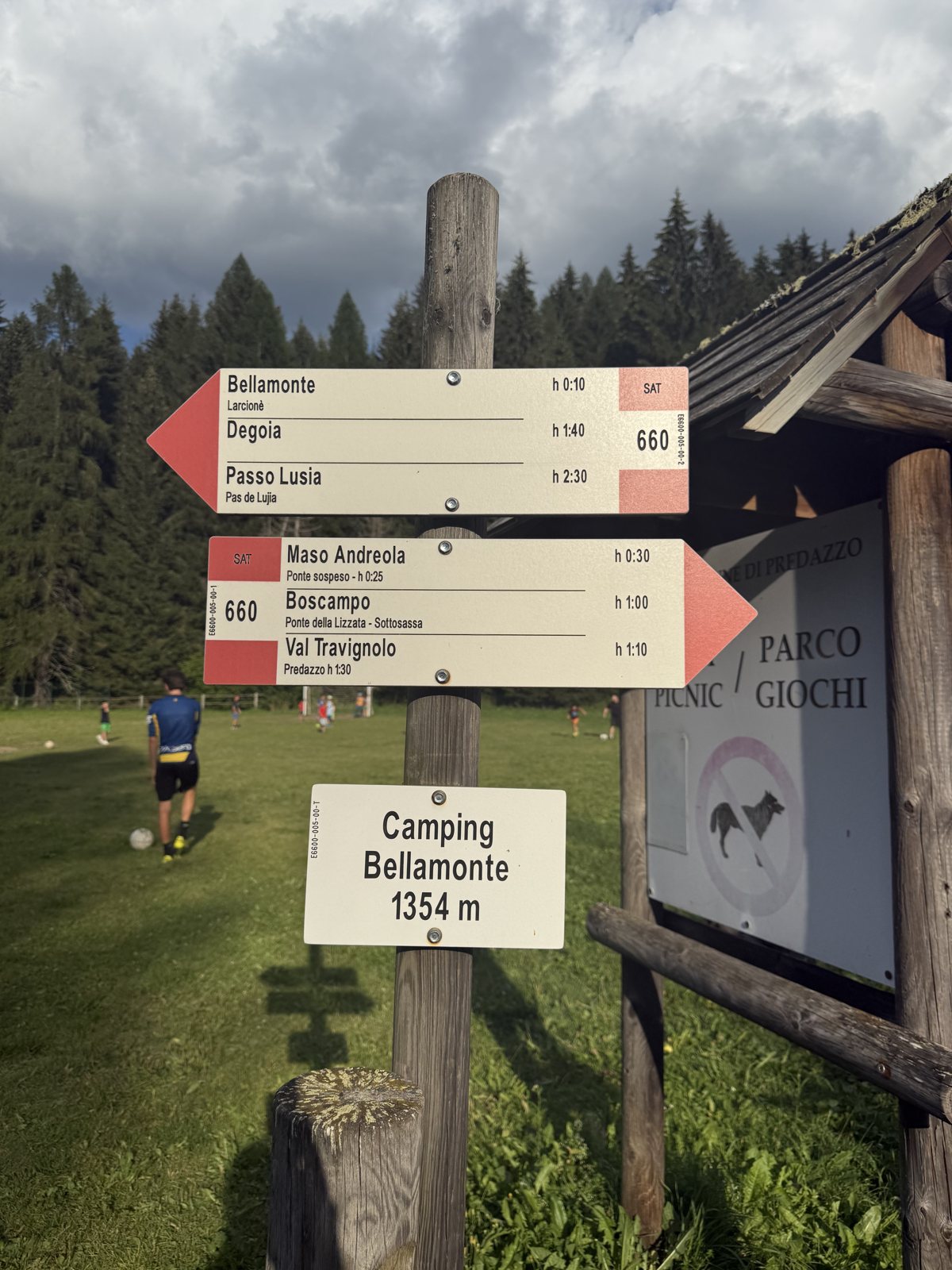 the signpost at Camping Bellamonte, 1,354 m