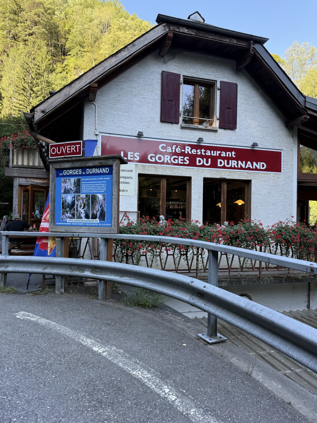 the café at the start of the gorge