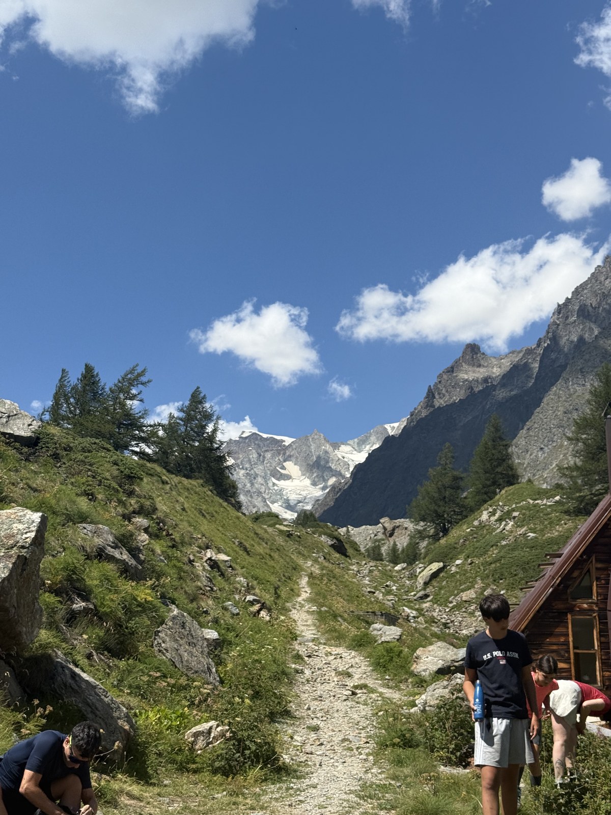 the trail towards Cabane du Combal